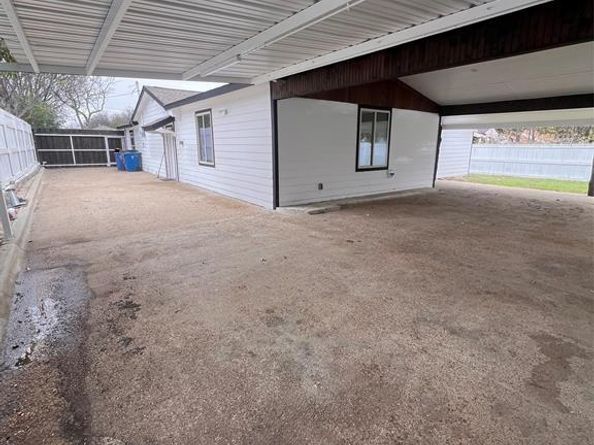 568 W Hammond Street , Lancaster Texas 75146