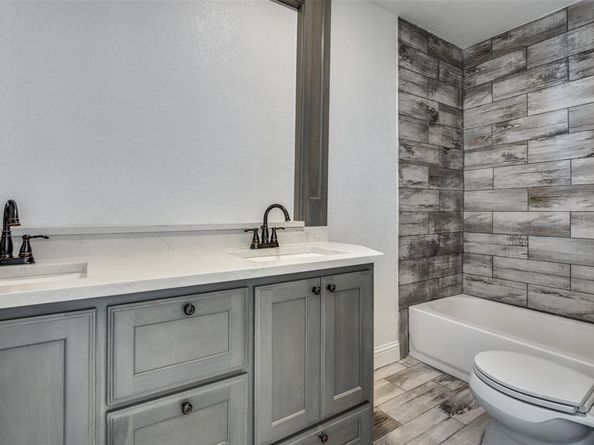 568 W Hammond Street , Lancaster Texas 75146