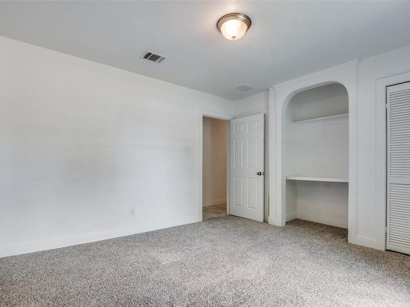 568 W Hammond Street , Lancaster Texas 75146