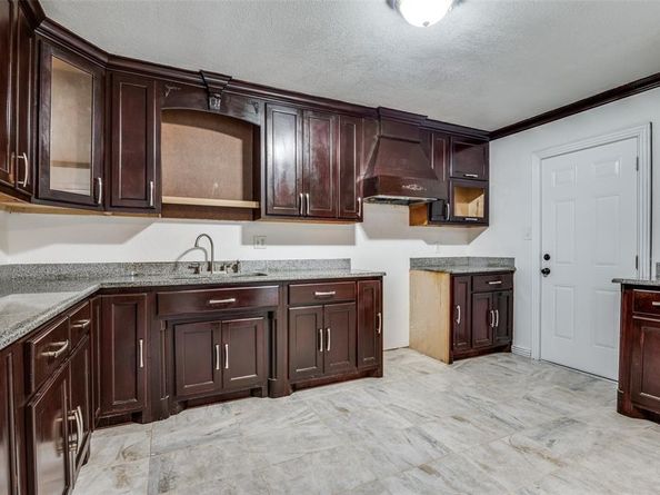 568 W Hammond Street , Lancaster Texas 75146