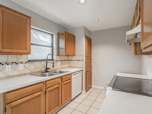 214  Kalmia Drive , Arlington Texas 76018