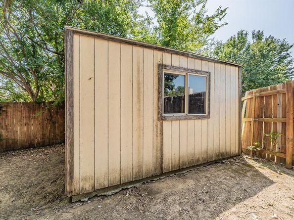 214  Kalmia Drive , Arlington Texas 76018