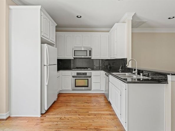 2514  Worthington Street , Dallas Texas 75204