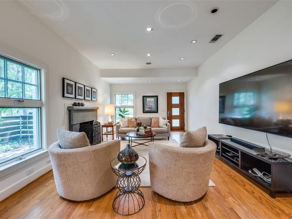 1580  STEMMONS Avenue , Dallas Texas 75208