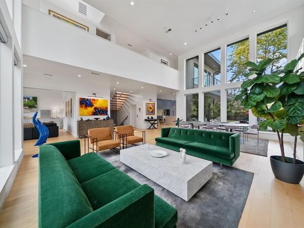 423 W Colorado Boulevard , Dallas Texas 75208