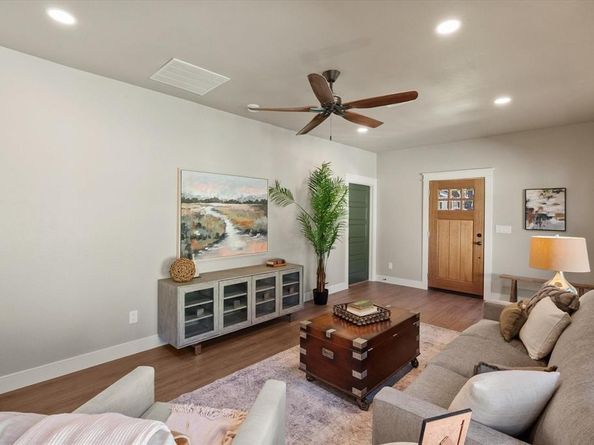 218 N Willomet Avenue , Dallas Texas 75208