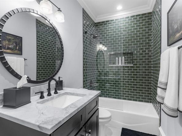 2222  Worthington Street , Dallas Texas 75204