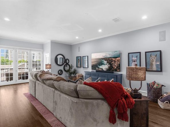 2222  Worthington Street , Dallas Texas 75204