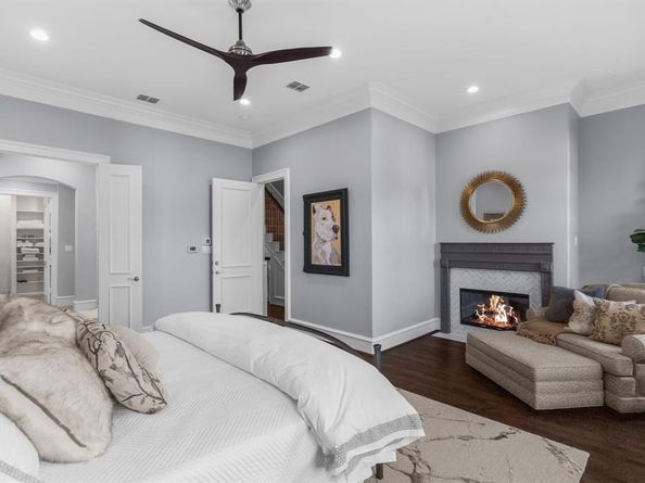 2222  Worthington Street , Dallas Texas 75204