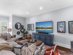 2222  Worthington Street , Dallas Texas 75204