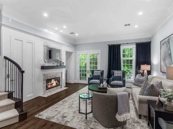 2222  Worthington Street , Dallas Texas 75204