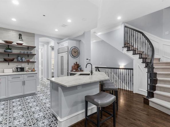 2222  Worthington Street , Dallas Texas 75204