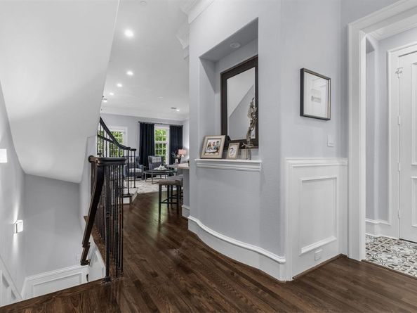 2222  Worthington Street , Dallas Texas 75204