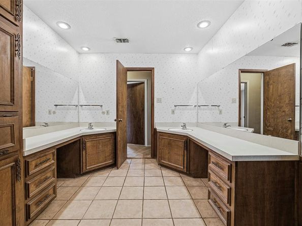 1713  Venetian Circle , Arlington Texas 76013