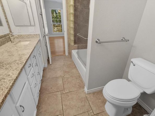 1609  Marsh Lane  111, Carrollton Texas 75006