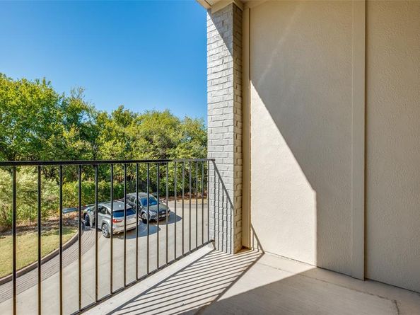 2452  Carmelita Street , Dallas Texas 75212