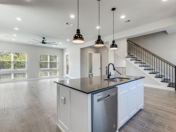 2452  Carmelita Street , Dallas Texas 75212