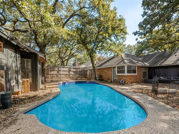 2111  Turf Club Drive , Arlington Texas 76017