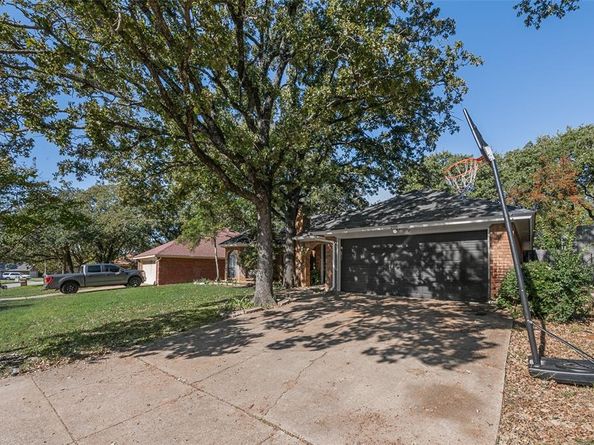 2111  Turf Club Drive , Arlington Texas 76017