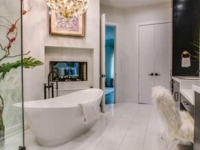 2211  Worthington Street , Dallas Texas 75204