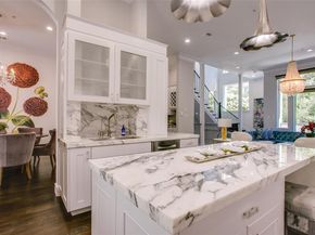 2211  Worthington Street , Dallas Texas 75204