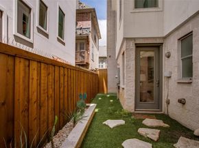 2211  Worthington Street , Dallas Texas 75204