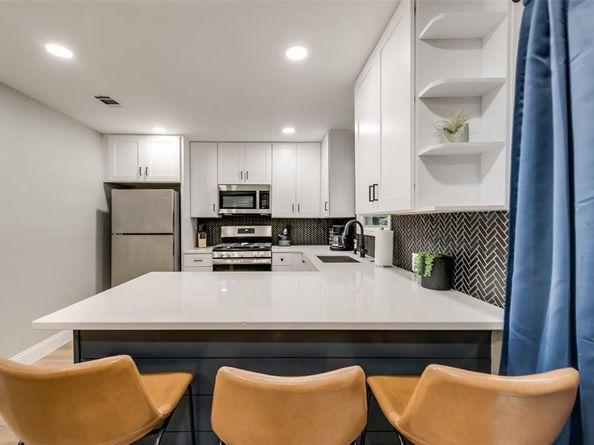 1103 W Russell Avenue , Carrollton Texas 75006