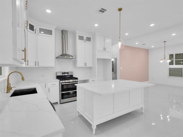 1028  Comal Street , Dallas Texas 75203