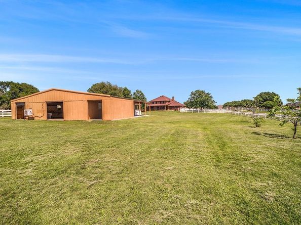 10101  Round Hill Road , Fort Worth Texas 76131