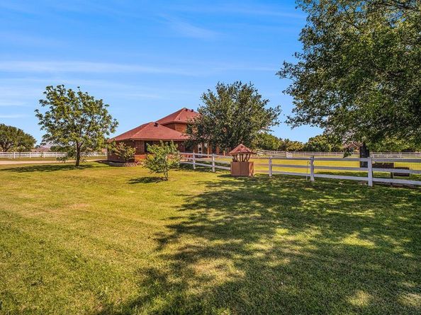10101  Round Hill Road , Fort Worth Texas 76131