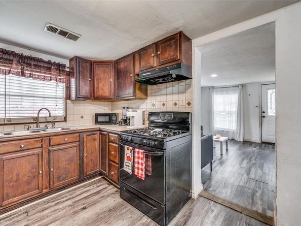 411 S Morocco Avenue , Dallas Texas 75211