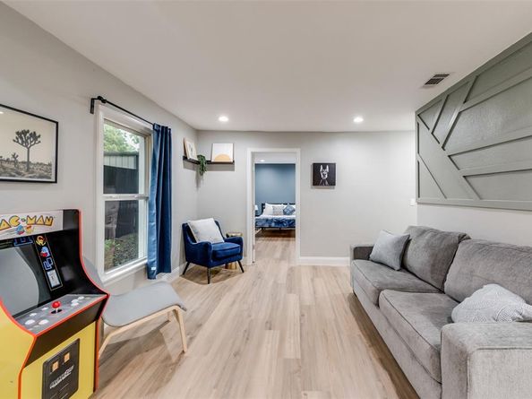 1103 W Russell Avenue , Carrollton Texas 75006