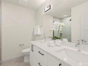 920 B N 35th Street, Seattle WA 98103
