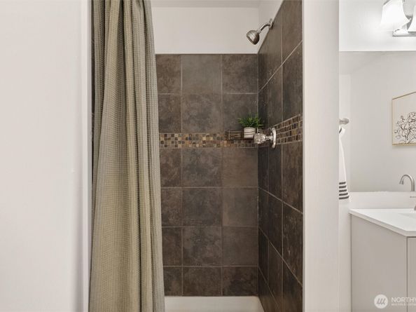 4330 W Lake Sammamish Prkway Parkway SE G114, Issaquah WA 98027