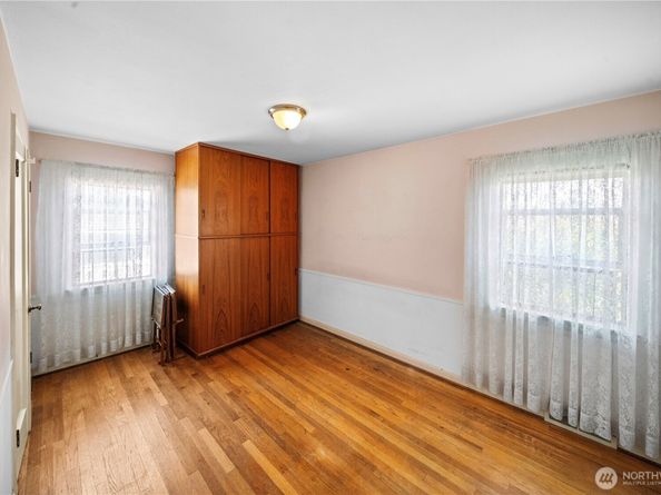 2518 36th Avenue W, Seattle WA 98199