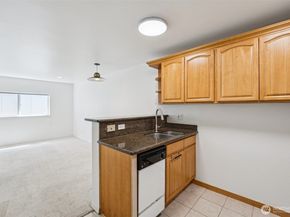 5624 Roosevelt Way NE 202, Seattle WA 98105