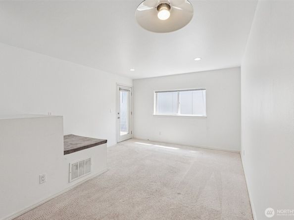 5624 Roosevelt Way NE 202, Seattle WA 98105