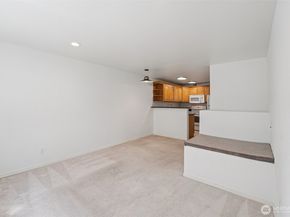 5624 Roosevelt Way NE 202, Seattle WA 98105