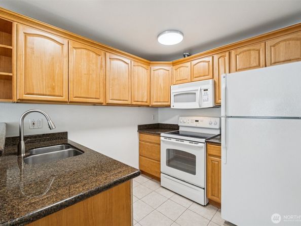 5624 Roosevelt Way NE 202, Seattle WA 98105