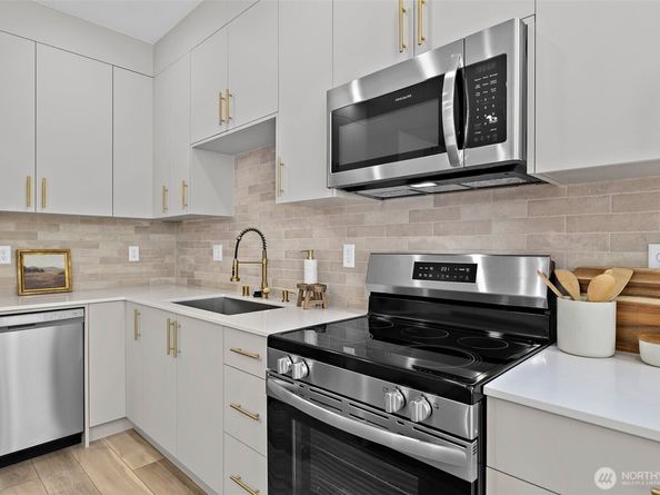 8324 16th Avenue NW D, Seattle WA 98117