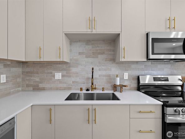 8324 16th Avenue NW D, Seattle WA 98117