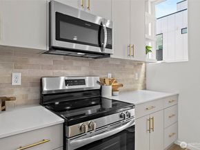 8324 16th Avenue NW D, Seattle WA 98117