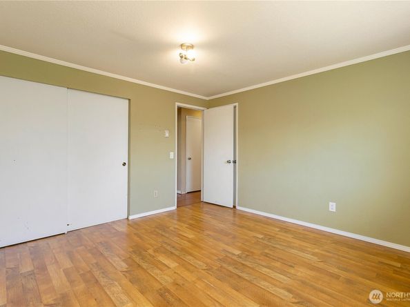 1010 205th Pl Se, Bothell WA 98012