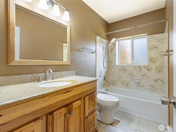 1010 205th Pl Se, Bothell WA 98012