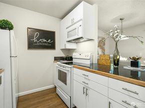 12513 NE 130th Way C204, Kirkland WA 98034