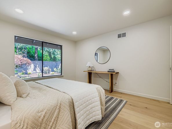 14208 NE 2nd Place, Bellevue WA 98007