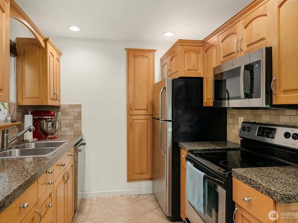12723 NE 116th Street G204, Kirkland WA 98034