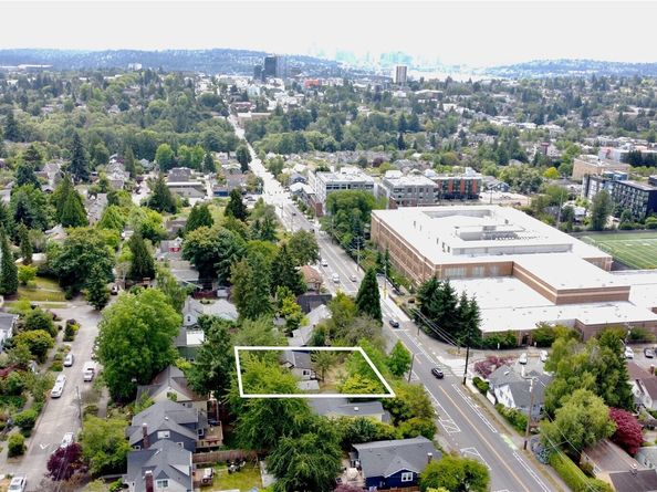6814 15th Ave NE, Seattle WA 98115