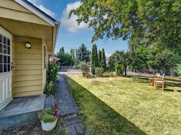 12102 10th Avenue SW, Burien WA 98146