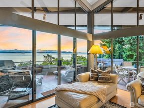 7019 47th Avenue SW 18, Seattle WA 98136